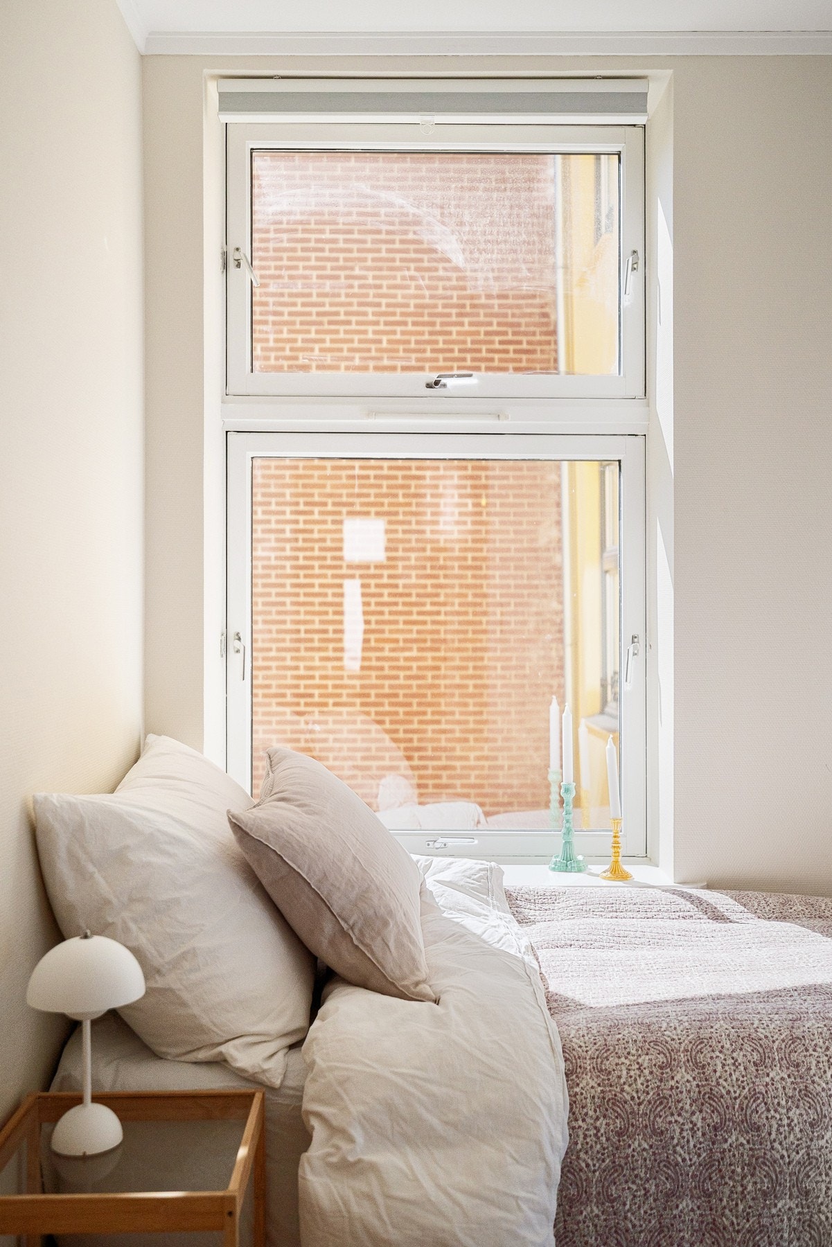 Rommet vender mot stille gårdsom uten innsyn. Galleribilde