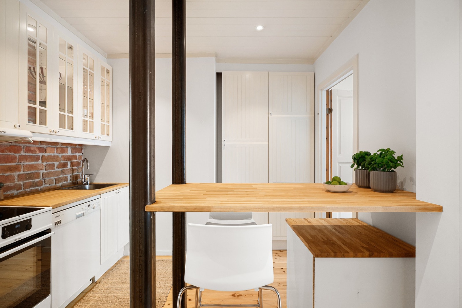 Høyskap for oppbevaring og nisje for kjøleskap. Galleribilde