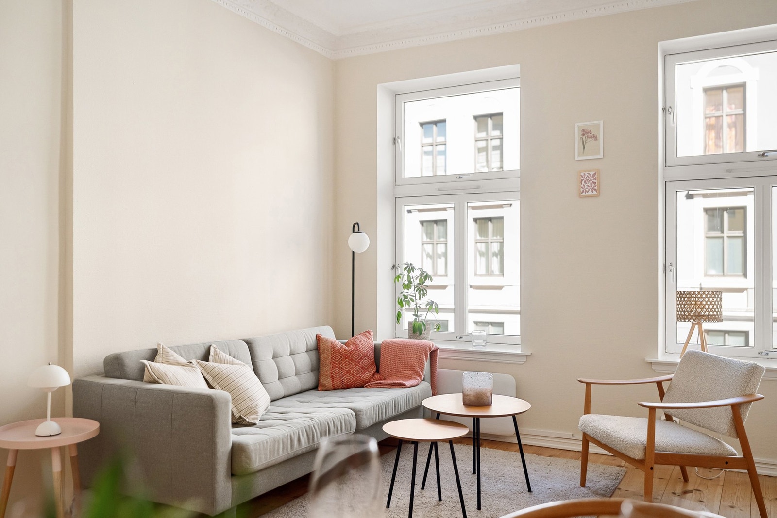 Det er plass til sofagruppe med tilhørende møblement. Galleribilde