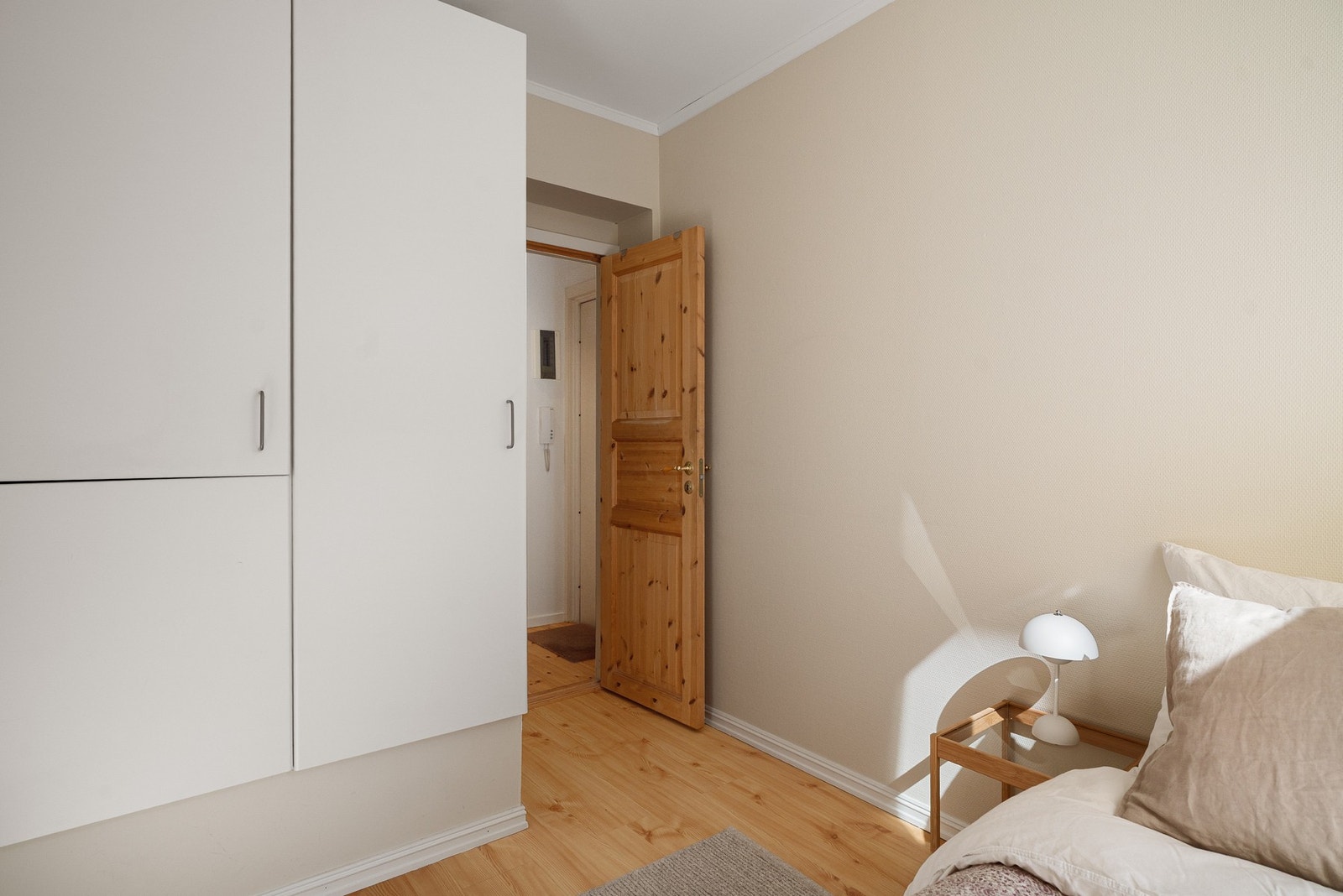 På soverommet er det oppbevaringsmuligheter i garderobeskap. Galleribilde