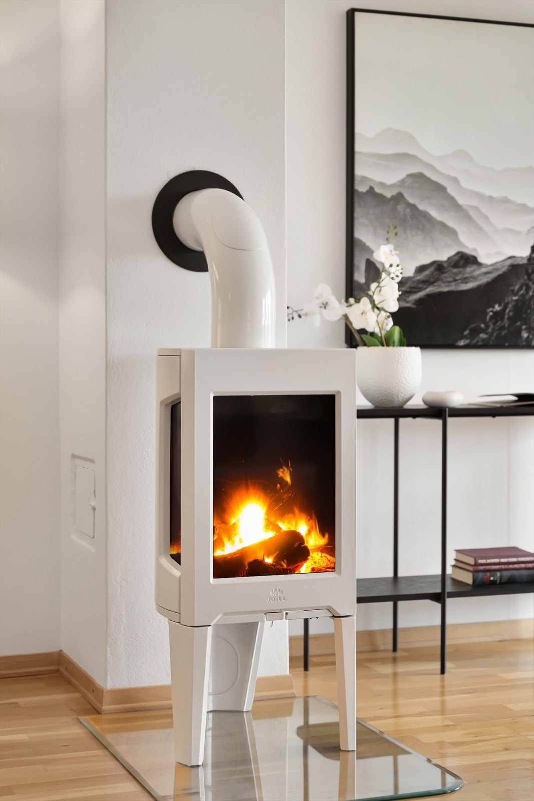 Koselig peis i stuen som gir både varme og hygge Galleribilde