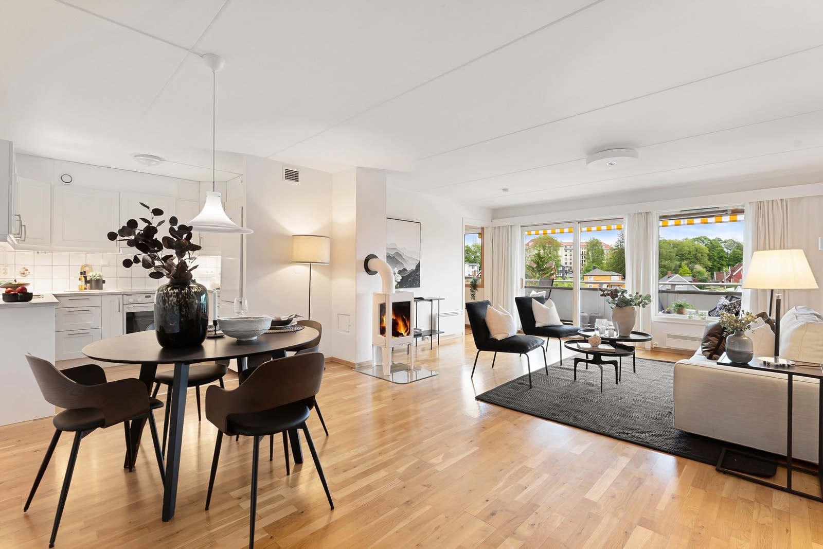 Lys og hyggelig stue med store vindusflater og rikelig med naturlig lys Galleribilde