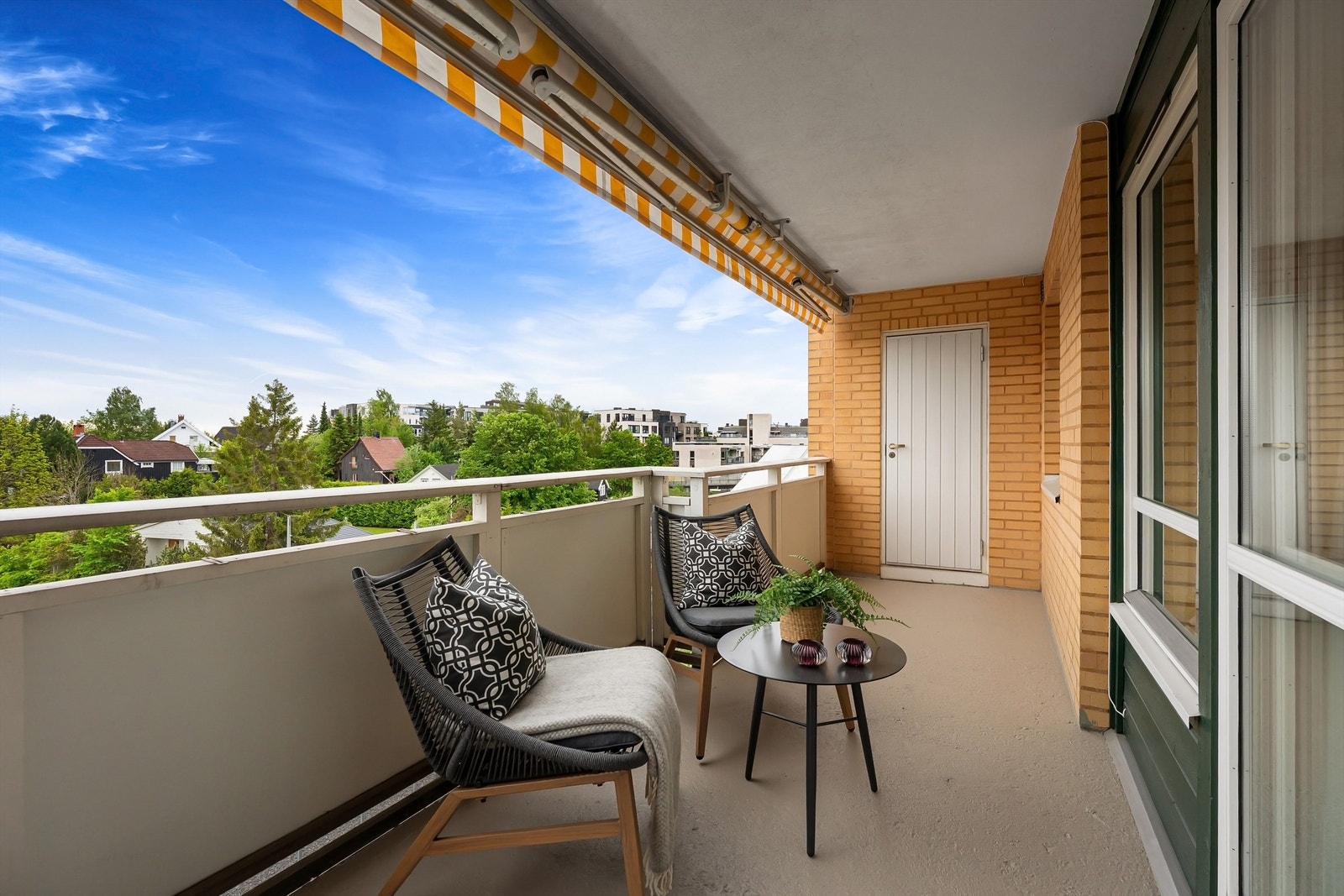 Fra stuen er det utgang til en nydelig balkong Galleribilde