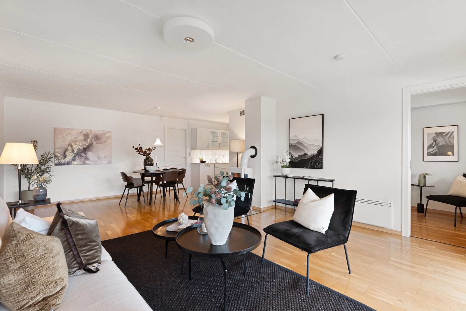 Stuen har gode møbleringsmuligheter med plass for sofagruppe, TV-seksjon, spisegruppe og annet passende møblement Galleribilde