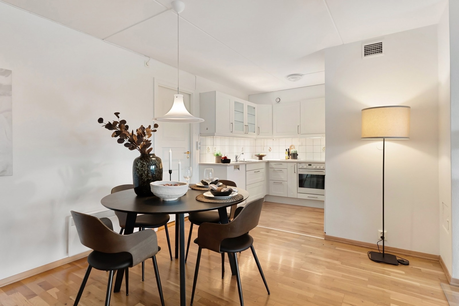 I åpen løsning mot stuen finner du et flott kjøkken Galleribilde