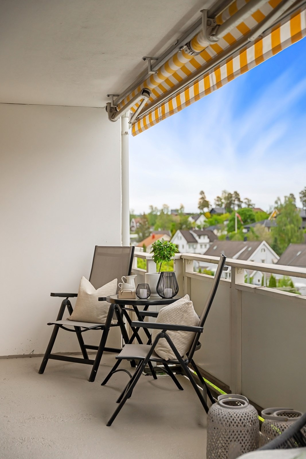 Balkongen er sydøstvendt og har gode solforhold Galleribilde