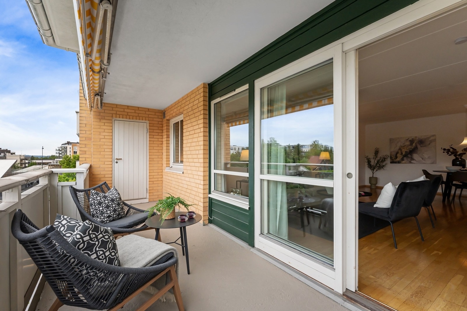 Balkongen er overbygget og er på hele 16 kvm Galleribilde