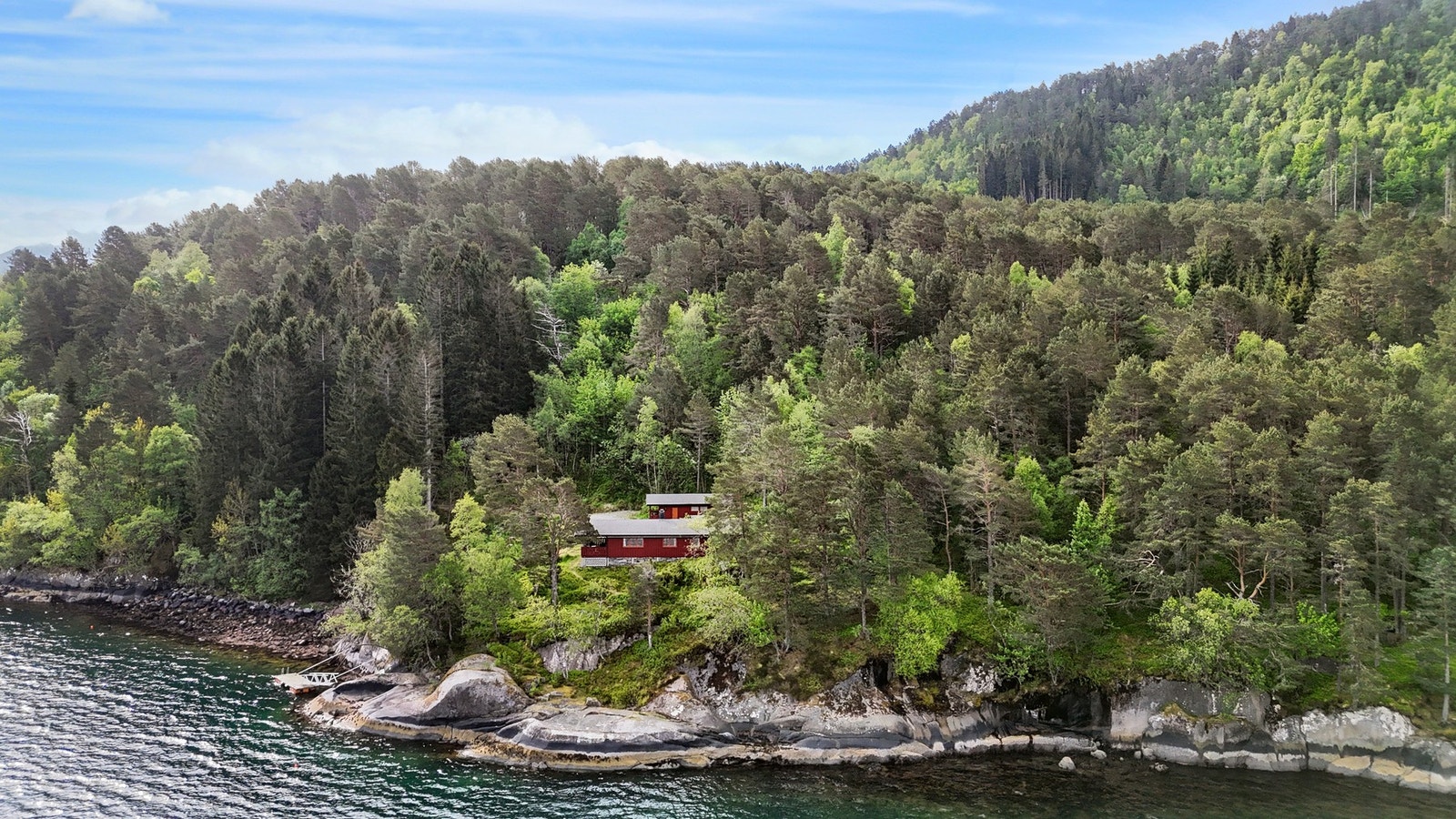 Det er etablert bilvei frem til eiendommen, med tinglyst veirett Galleribilde