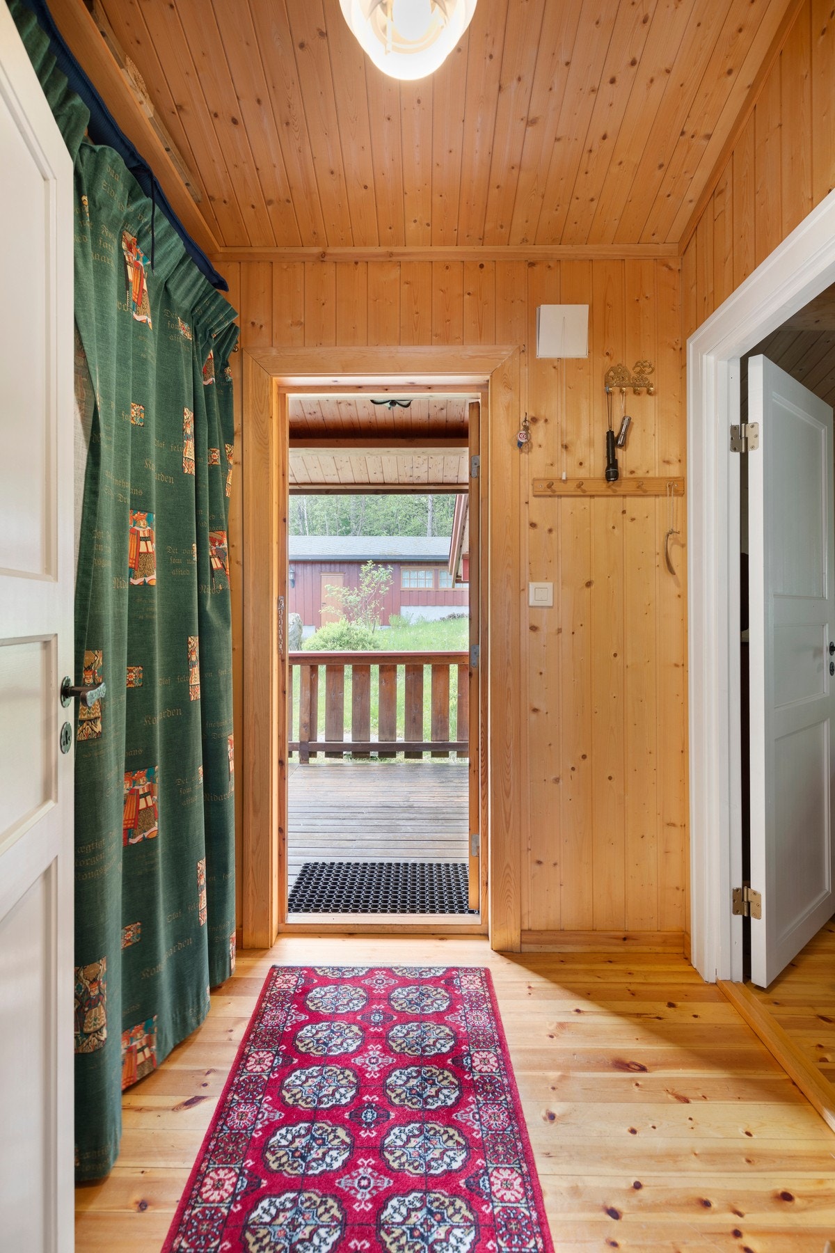 Vindfang med åpen garderobeløsning Galleribilde