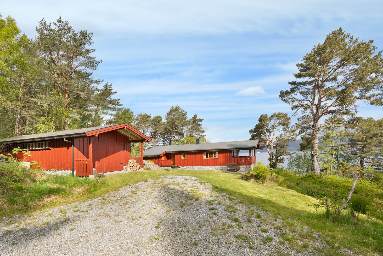 Parkering i garasje fra 1984, og ellers gode parkeringsforhold på eiendommen Galleribilde