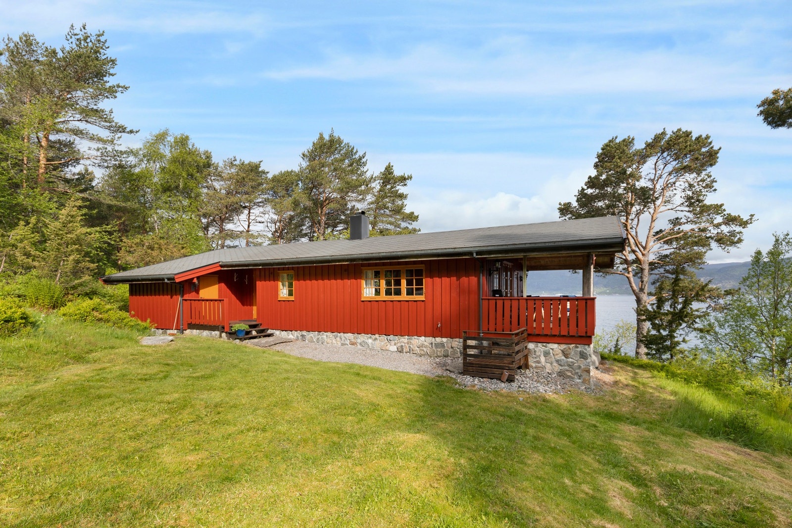 Eiendommen er beliggende helt for seg selv på Kliningsbergane på Ytre Jarnes Galleribilde