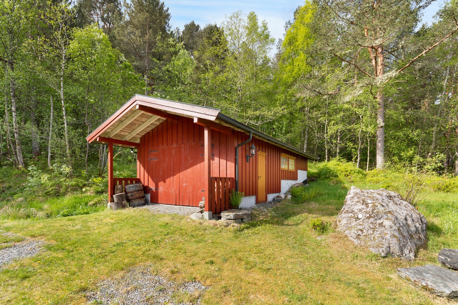 Garasjen er på ca 32 kvm, og ble oppgradert med ny taktekking i 2014 Galleribilde