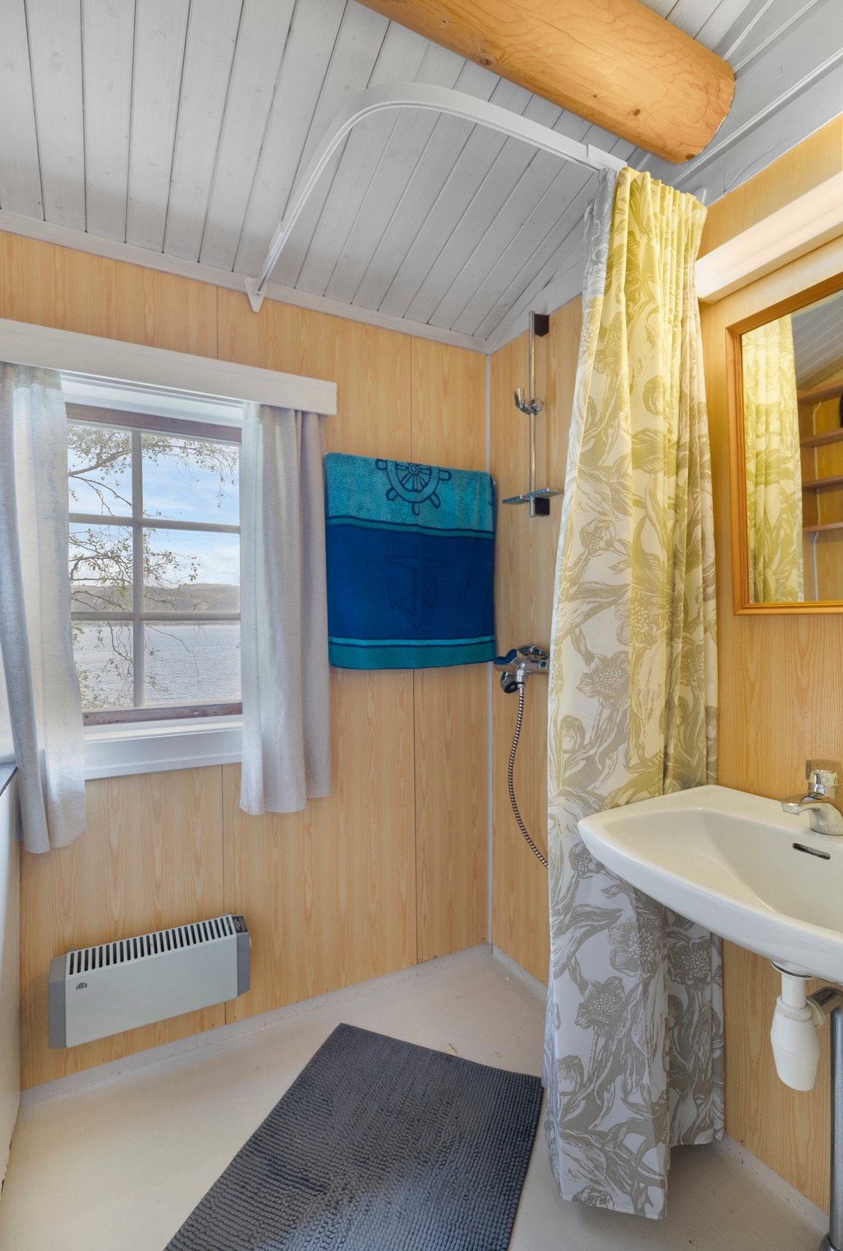 Her er det montert vvbereder, wc, servant og dusj-på-vegg med forheng Galleribilde