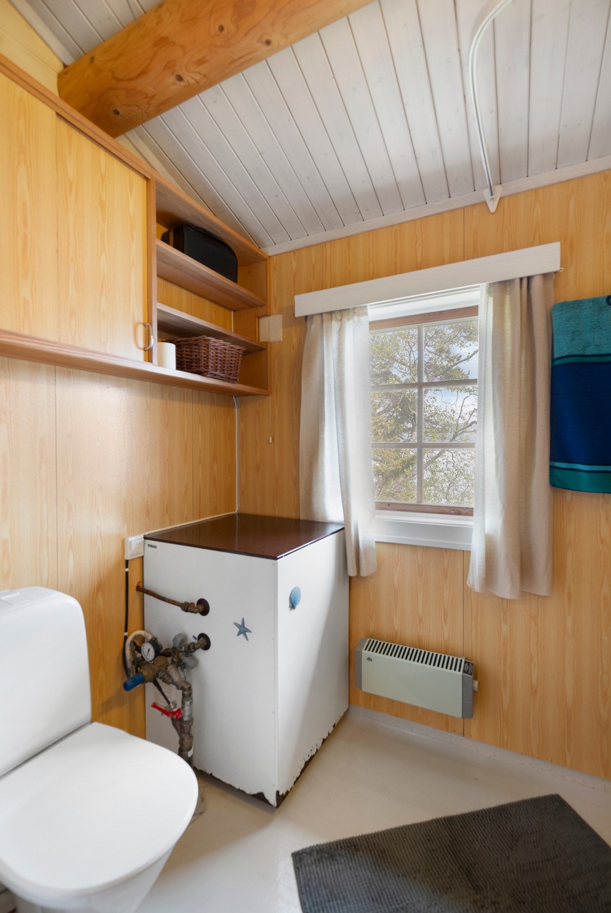 Badet har enkel standard med gulvoverflate av vinyl Galleribilde