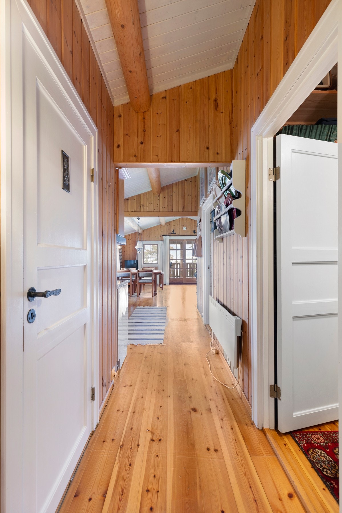 Hytten holder tradisjonelt god hyttestandard med lakkerte furugulv og stående panel Galleribilde