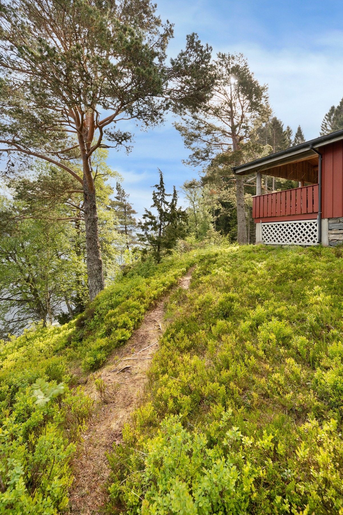 Fra eiendommen er det tillaget sti ned til sjøkanten Galleribilde