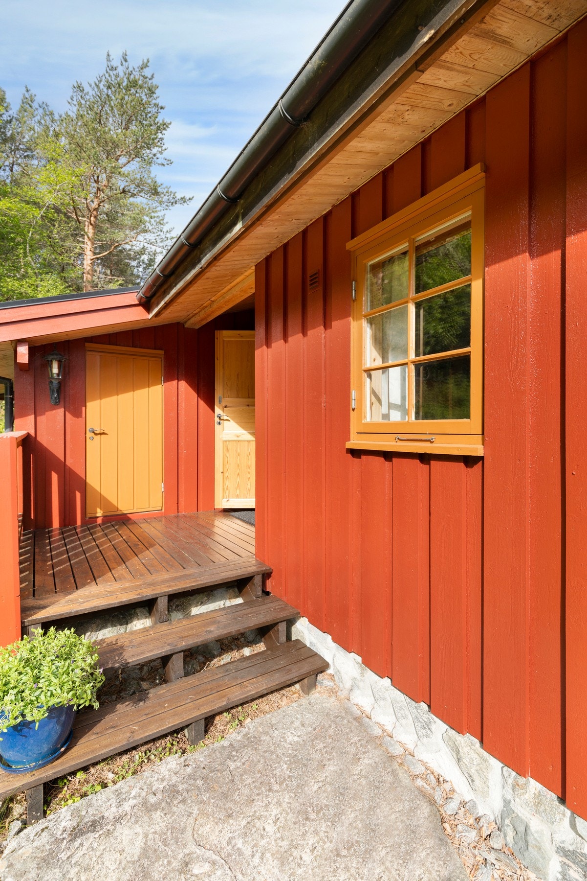 Inngangsparti til hytten er delvis overbygd, og har en praktisk, isolert utvendig bod. Galleribilde