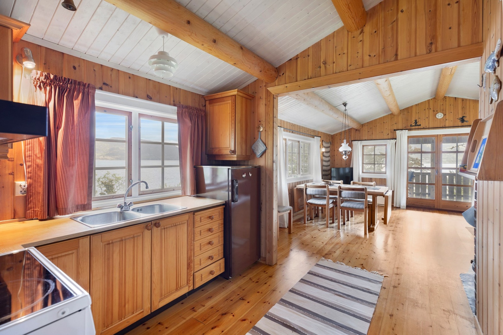 Kjøkkenet har en delvis åpen, arealeffektiv løsning mot stuen Galleribilde