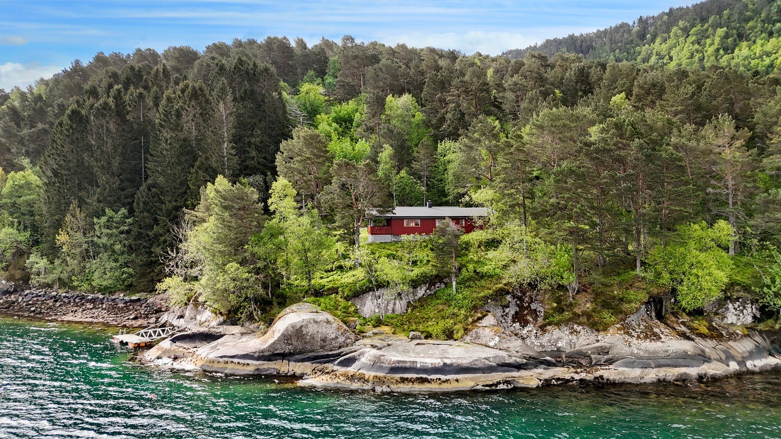 Velkommen til Fureskogvegen 51 - en fantastisk eiendom med strandlinje! Galleribilde