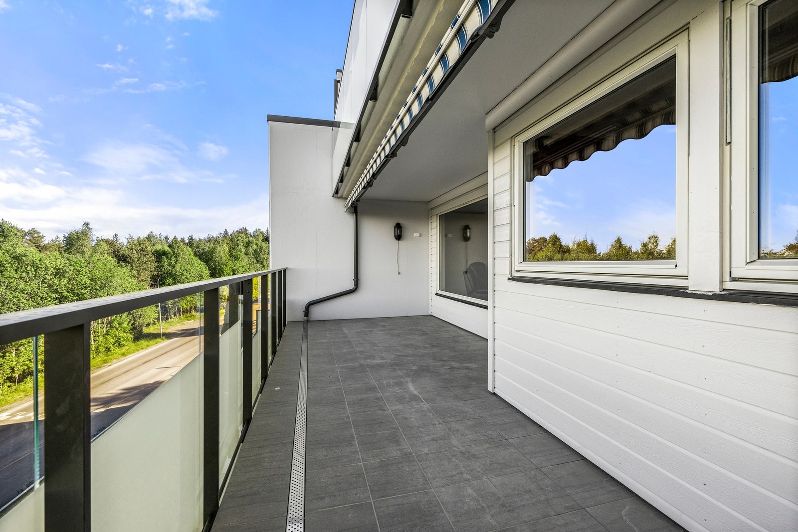 Det er god plass til ønsket utemøblement, og det er tillatt med el- og gassgrill. Galleribilde