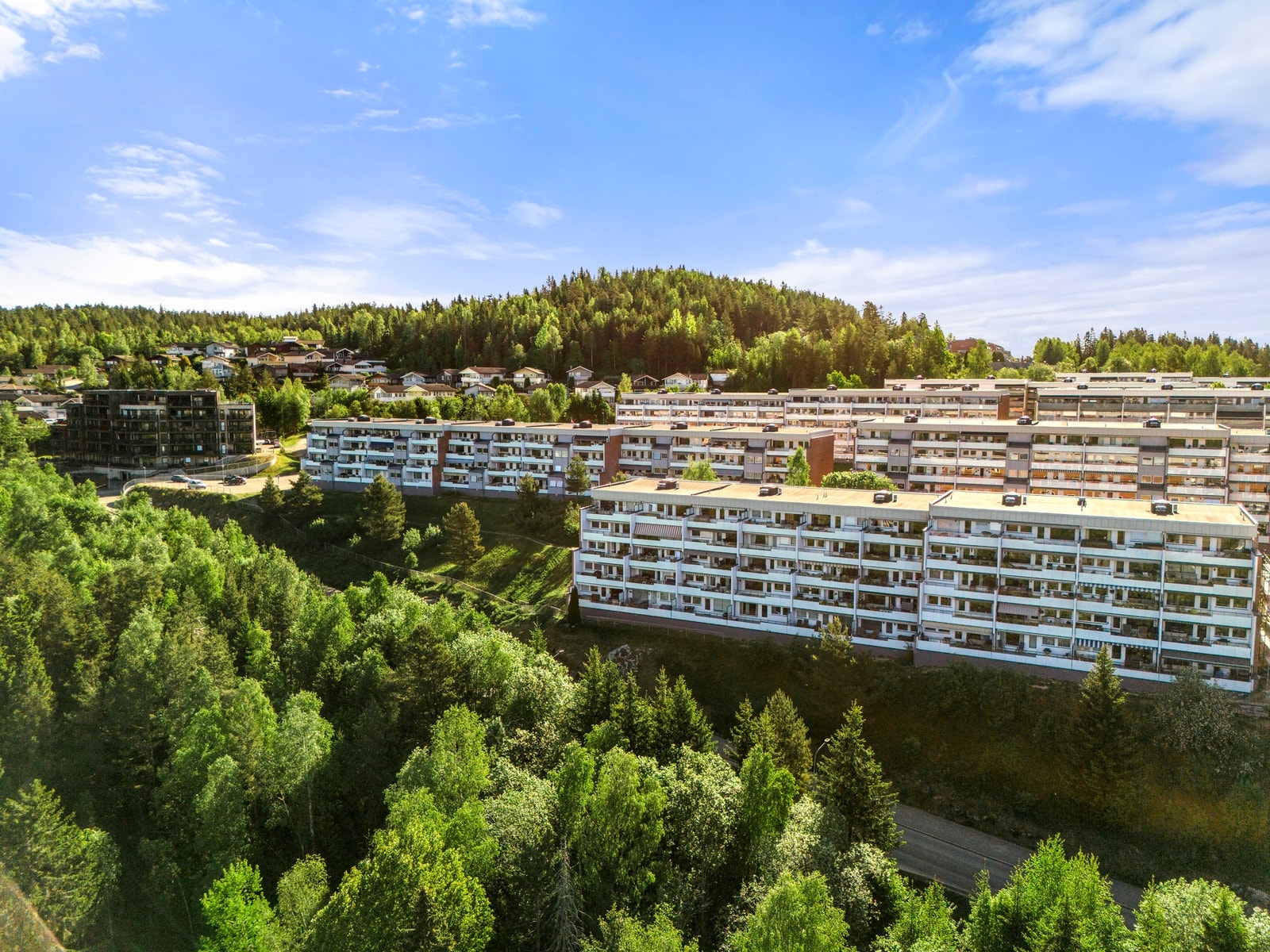 Ønsker du større boltreplass i friluft, har området store grøntområder og det er umiddelbar nærhet til borettslagets lekeplass. Galleribilde
