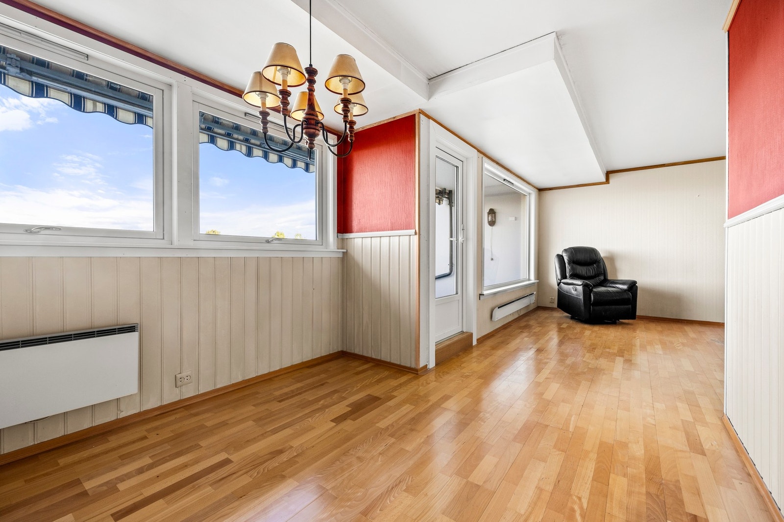 Leiligheten har store vindusflater som gir rikelig med lysinnslipp. Galleribilde