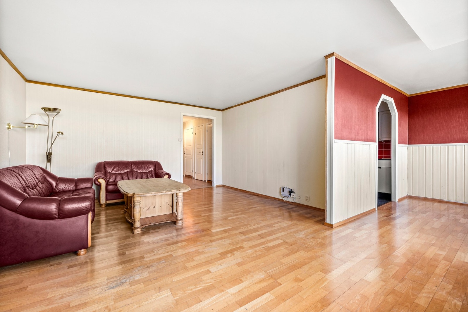 Boligen er av eldre standard og har moderniseringsbehov. Galleribilde