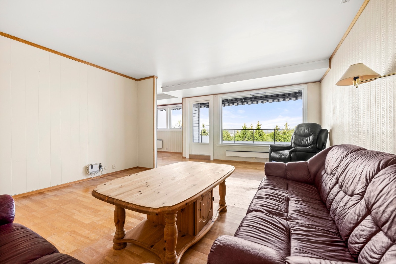 Det er store vinduer mot egen terrasse og flott utsikt. Galleribilde