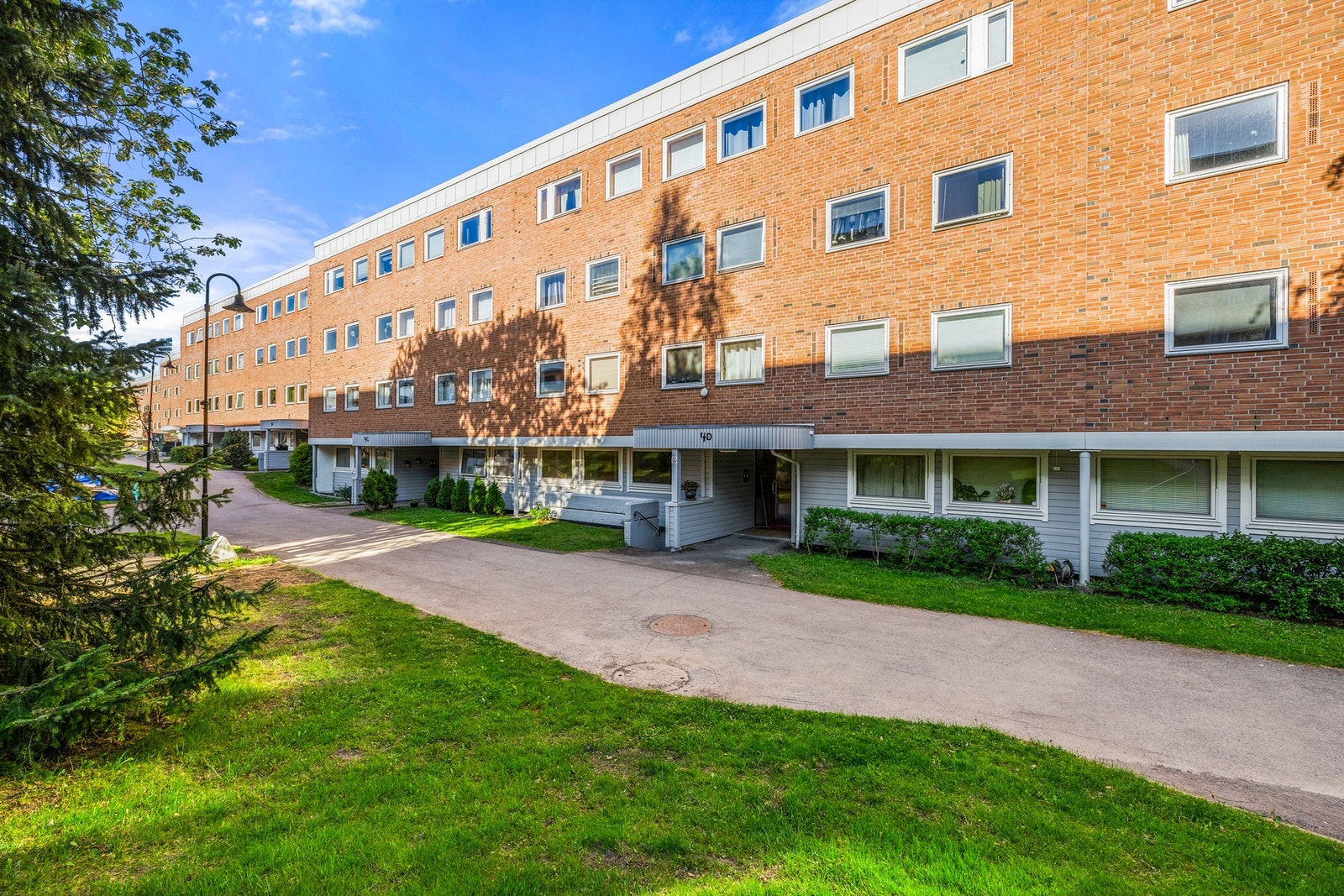 Andelsleilighet med en flott beliggenhet, gode solforhold og vidstrakt utsikt over Lørenskog og til Oslo. Galleribilde