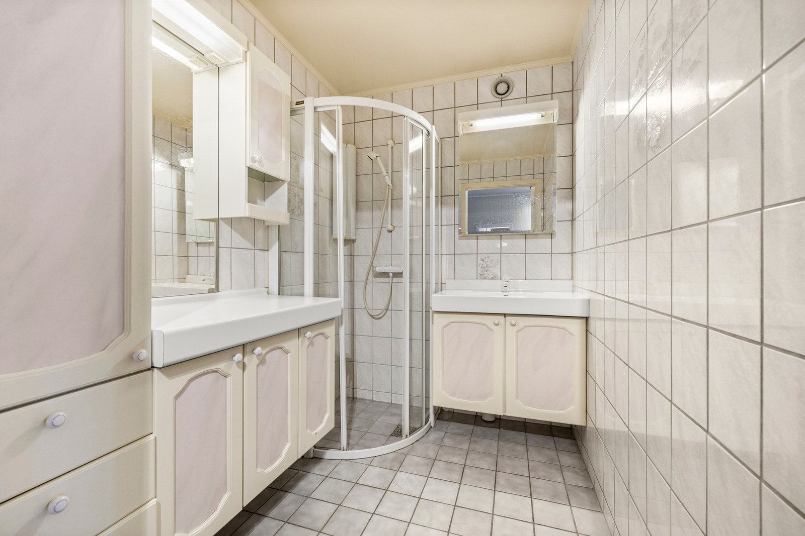 Badet bærer preg av eldre standard og har behov for modernisering. Her er det gode muligheter for å skape et funksjonelt og tidsriktig baderom etter egne ønsker og behov. Galleribilde