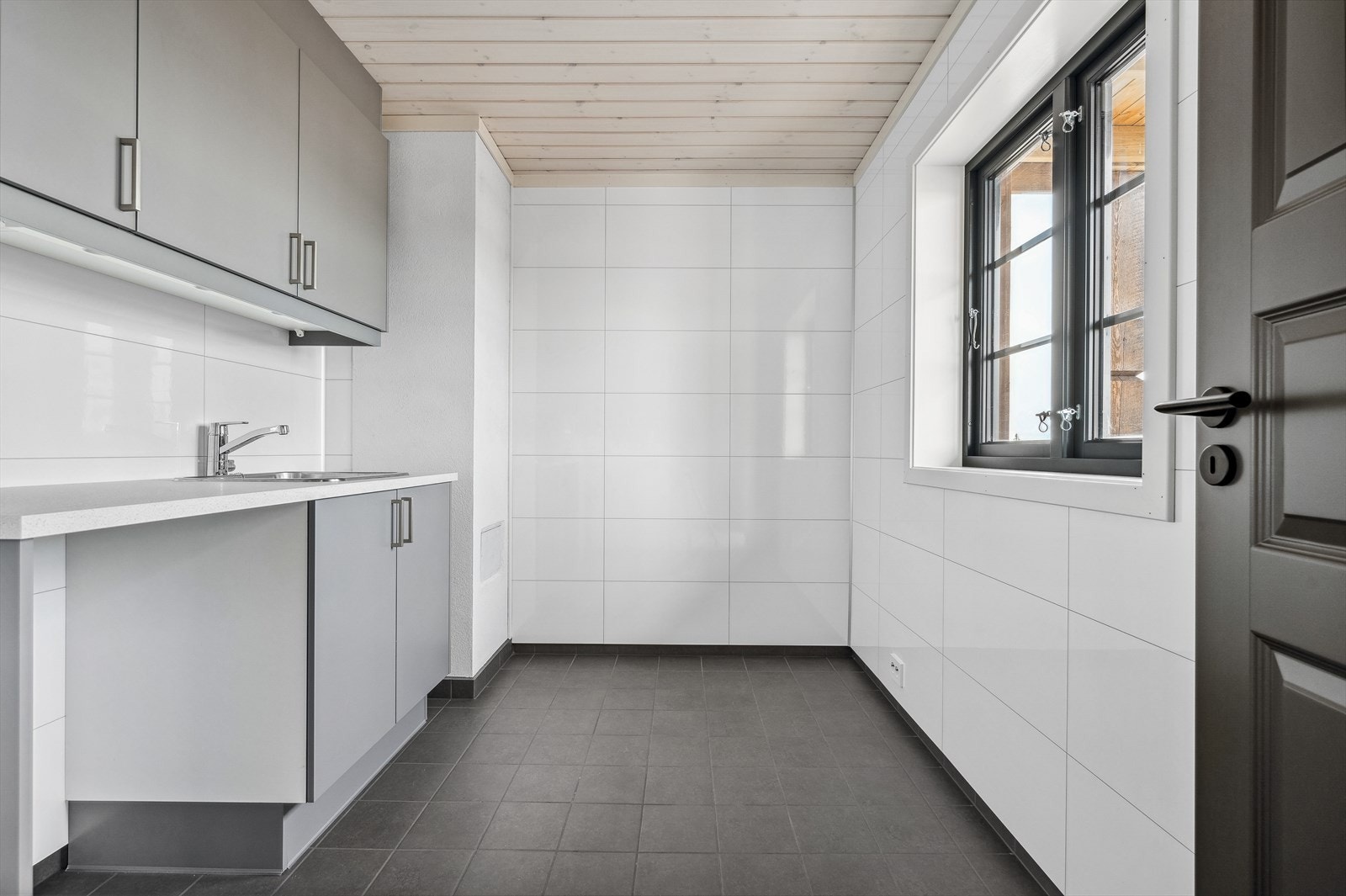 Romslig og praktisk vaskerom. Galleribilde