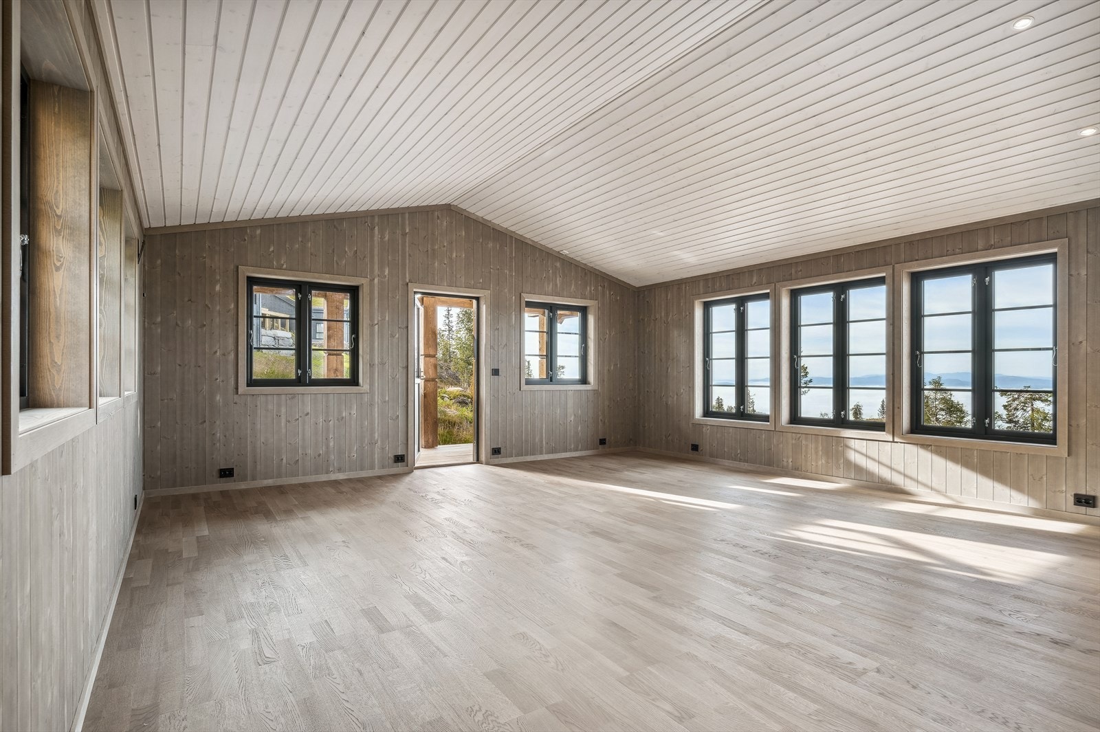 Lys og koselig stue med god plass til både spisegruppe og sofa. Galleribilde