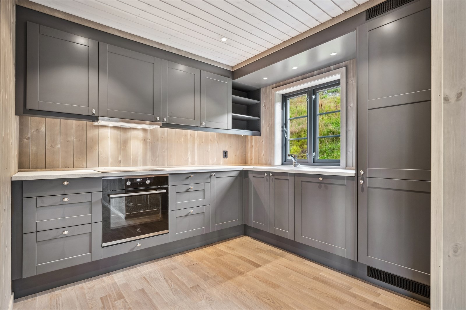 Flott kjøkkeninnredning fra Sigdal med integrerte hvitevarer. Galleribilde