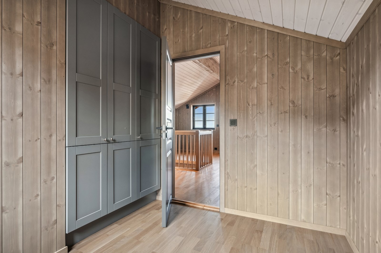 Garderobeskap integrert på soverom. Galleribilde