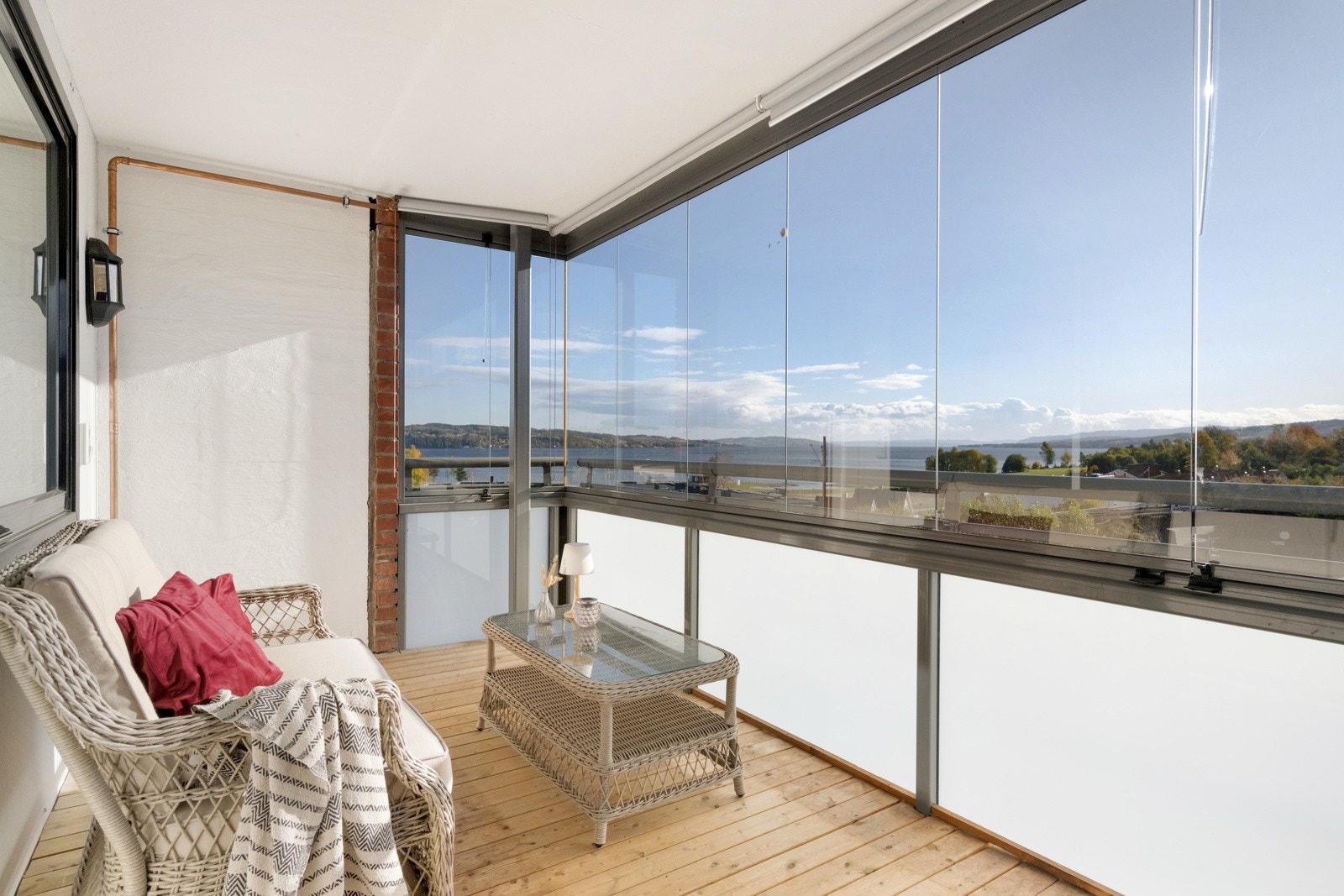 Innglasset balkong med flott mjøsutsikt! Galleribilde