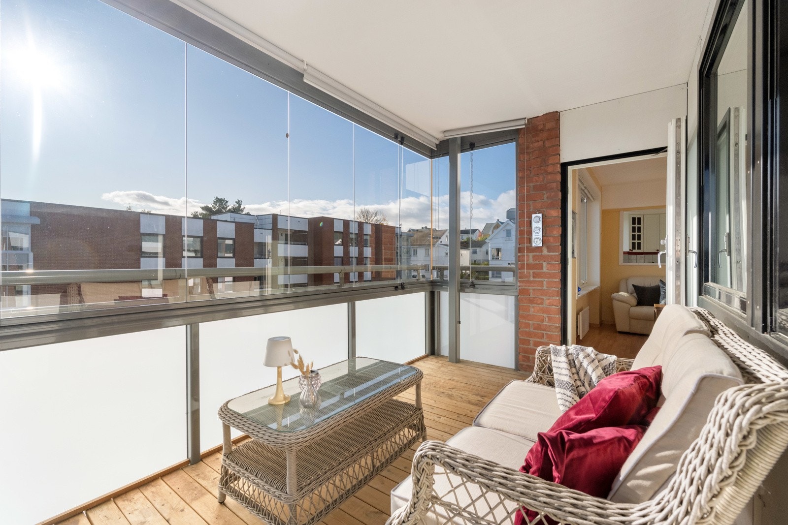 Solrik innglasset balkong. Galleribilde