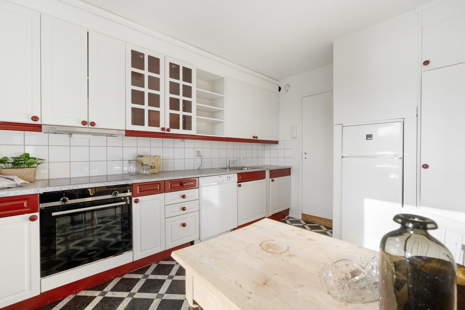 Adkomst til bad fra kjøkken. Galleribilde