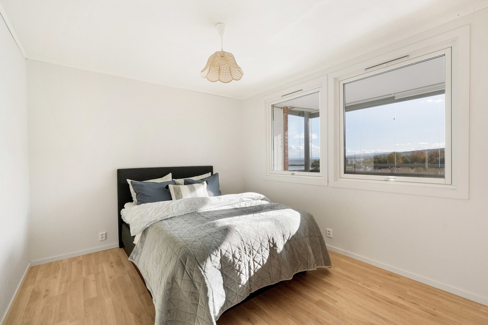 Hovedsoverom med vindu til balkong. Galleribilde