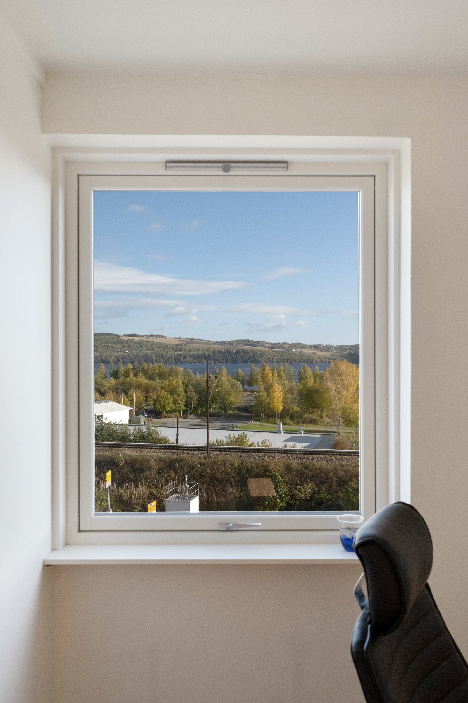 Vindu med utsikt til soloppgang. Galleribilde