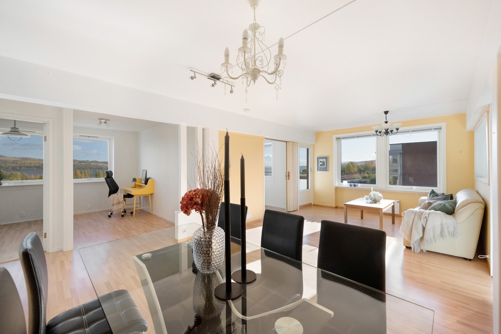 Kontor med åpen løsning til stue - opprinnelig et soverom. Galleribilde