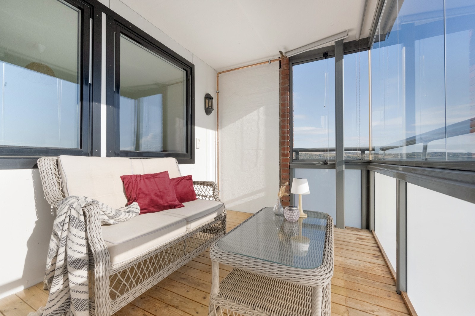 Innglasset balkong hvor sommeren forlenges vår og høst. Galleribilde