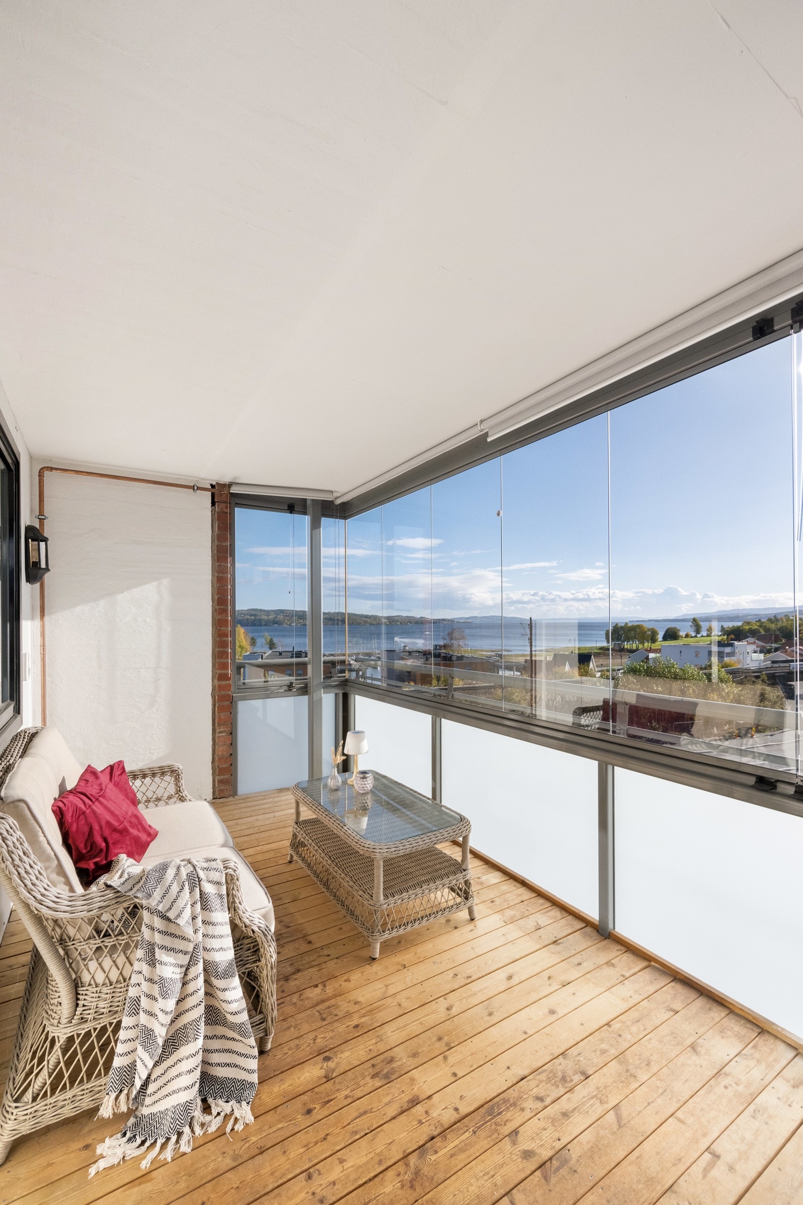 Innglasset balkong med glass som kan åpnes helt på varme sommerdager. Galleribilde