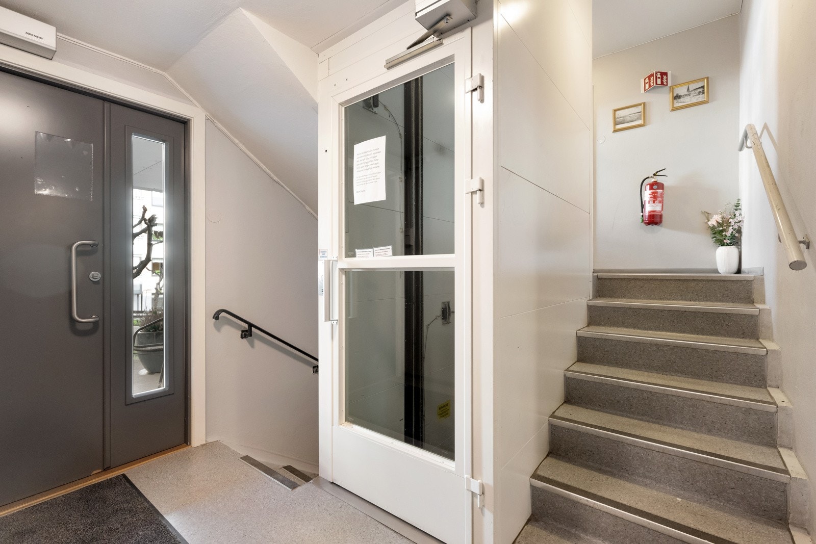 Trappegang og heis. Galleribilde