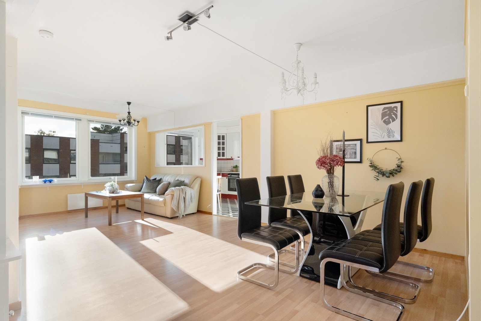 Romslig stue med plass til spisestue og salong. Galleribilde