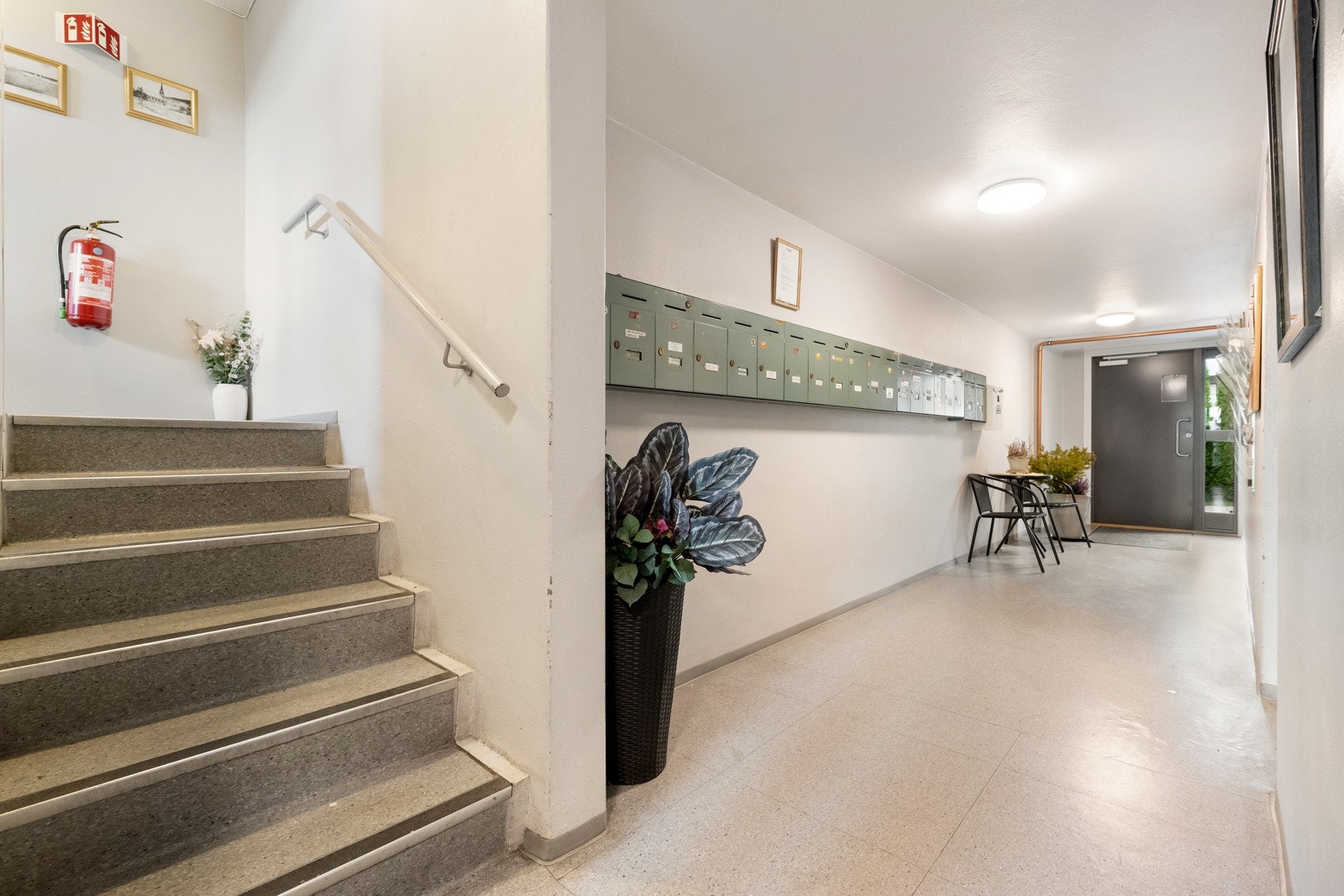 Inngangsparti med postkasser og adkomst stor bod. Galleribilde