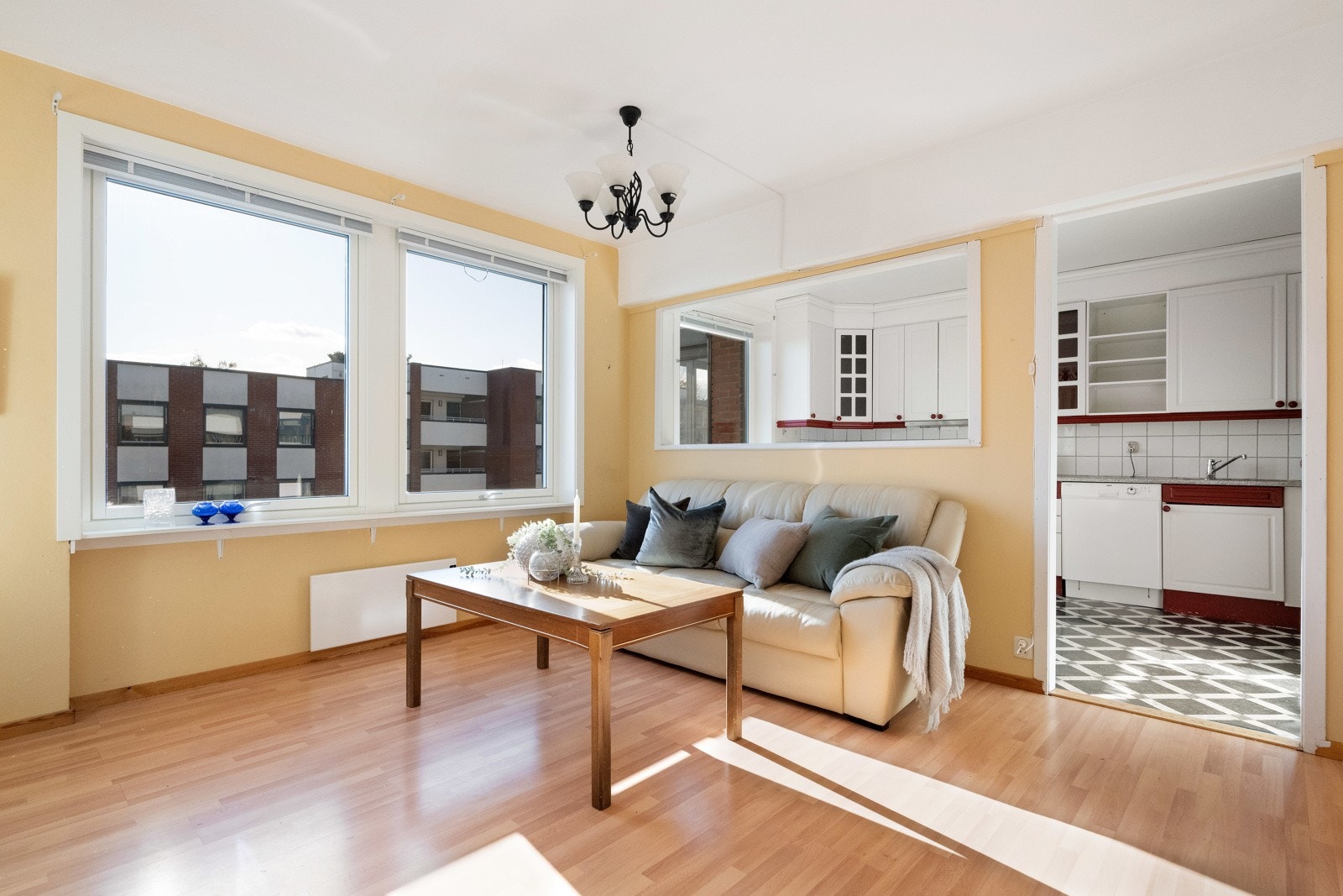 Åpning mellom stue og kjøkken. Galleribilde