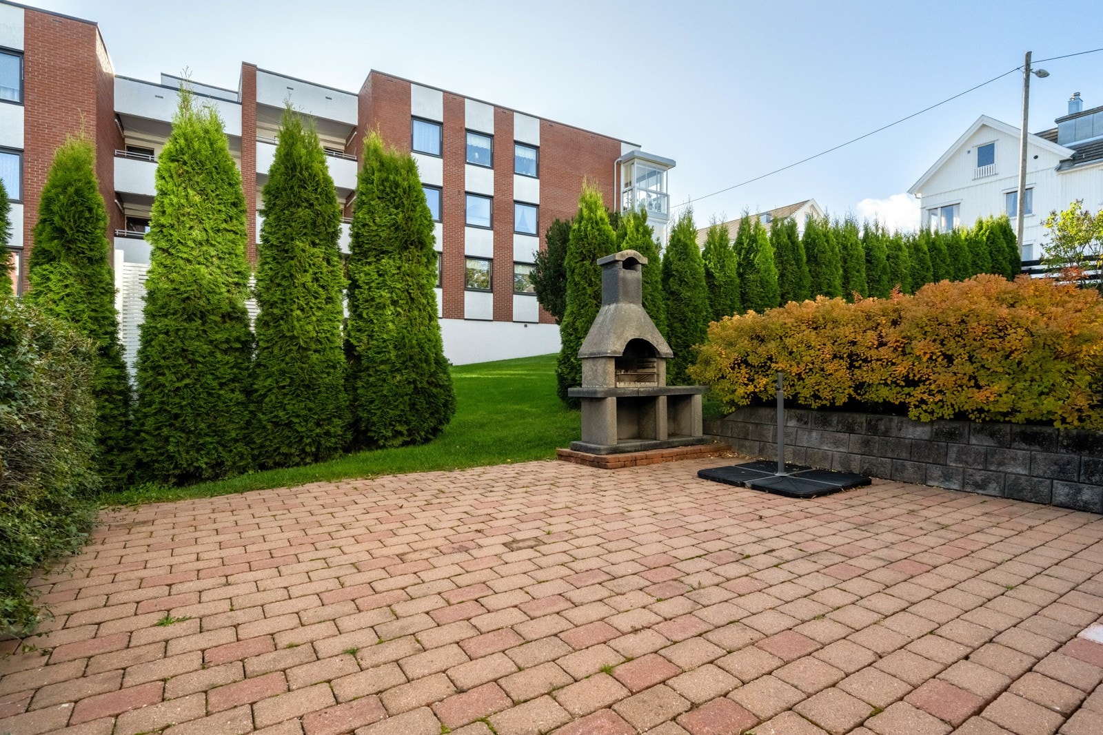 Koselig hage med utepeis. Galleribilde