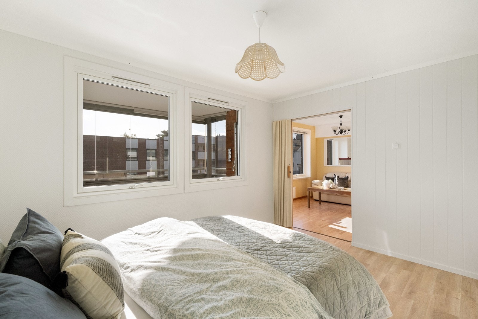 Skyvedør mellom soverom og stue. Galleribilde