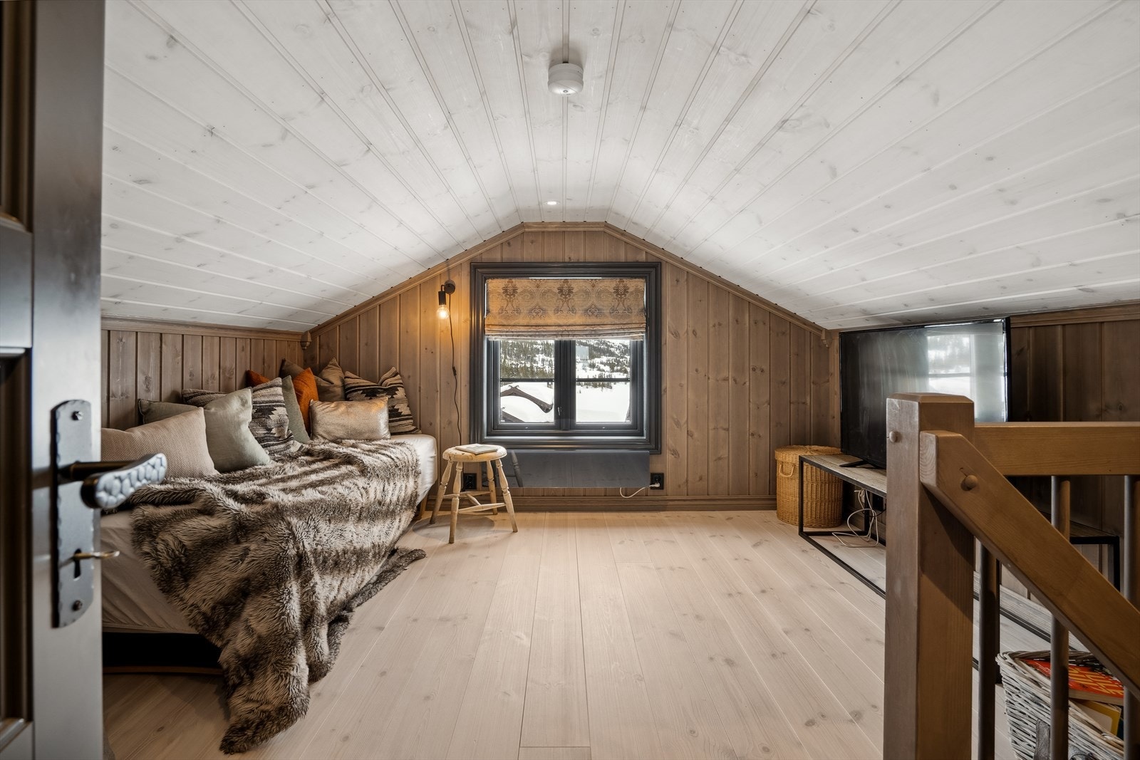 En innbydende loftstue for avkobling og koselige stunder. Ikke målbart areal grunnet takhøyde, se punkt. ferdigattest. Galleribilde
