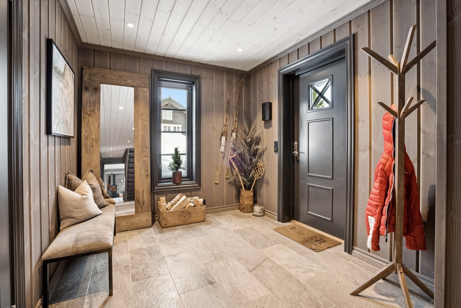 Hytta ønsker velkommen inn i en åpen og romslig entré. Galleribilde